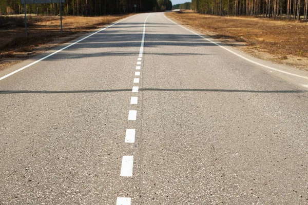 흰색 표시가있는 아스팔트 도로 — 스톡 사진