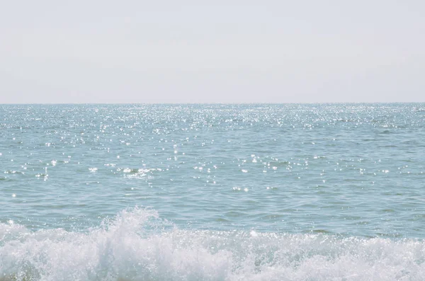 Морские волны. Вспышка солнца в воде. Голубой фон моря — стоковое фото