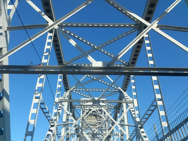 Estructura metálica del puente contra el cielo —  Fotos de Stock