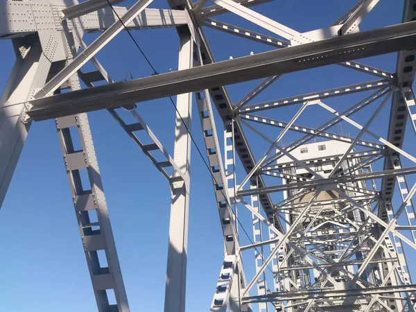 Struttura metallica del ponte contro il cielo — Foto Stock