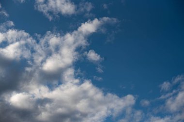 Gökyüzüne karşı bulutlar