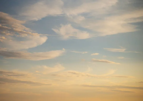 Gökyüzüne karşı cirrocumulus bulutlar — Stok fotoğraf