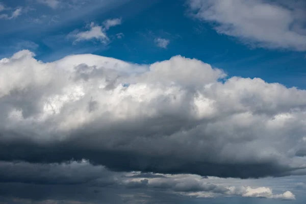 Ciemne chmury pokrywają niebo — Zdjęcie stockowe