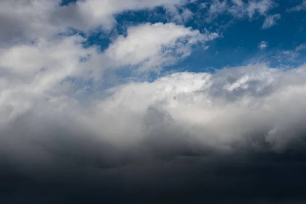 Ciemne chmury pokrywają niebo — Zdjęcie stockowe