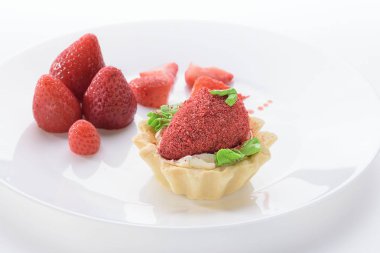 beyaz bir tabakta çilek tatlısı. Beyaz arka plan. Çilek.