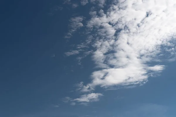 Białe Lekkie Chmury Unoszące Się Błękitnym Niebie — Zdjęcie stockowe