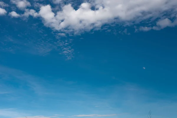 Wolne Miejsce Tekst Tle Błękitnego Nieba Białych Chmur — Zdjęcie stockowe