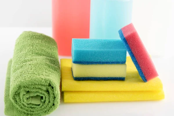 Detergentes Limpiadores Para Salas Limpieza Líquidos Embotellados Trapos Esponjas Diferentes —  Fotos de Stock
