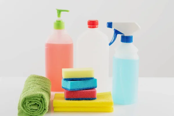 Juego de detergentes y productos de limpieza para salas de limpieza sobre fondo blanco — Foto de Stock