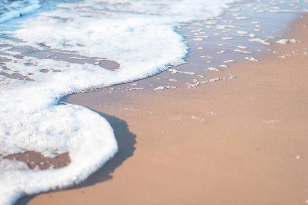 Uma Onda Espumosa Branca Surge Uma Praia Arenosa — Fotografia de Stock