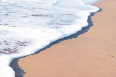 Güzel, nazik turkuaz dalgalar kumlu bir sahilde