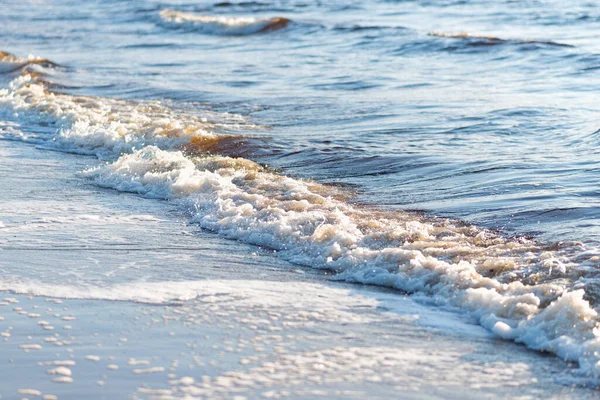 Bela Maré Azul Turquesa Suave Ondas Uma Praia Arenosa — Fotografia de Stock