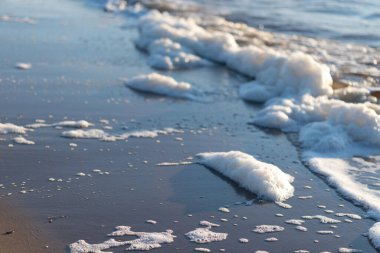 Güzel, nazik turkuaz dalgalar kumlu bir sahilde