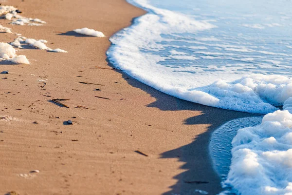 Uma Onda Espumosa Branca Surge Uma Praia Arenosa — Fotografia de Stock