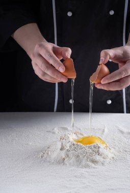 Kadın şef tavuk yumurtasını buğday ununa çevirir. Para kazanma süreci.