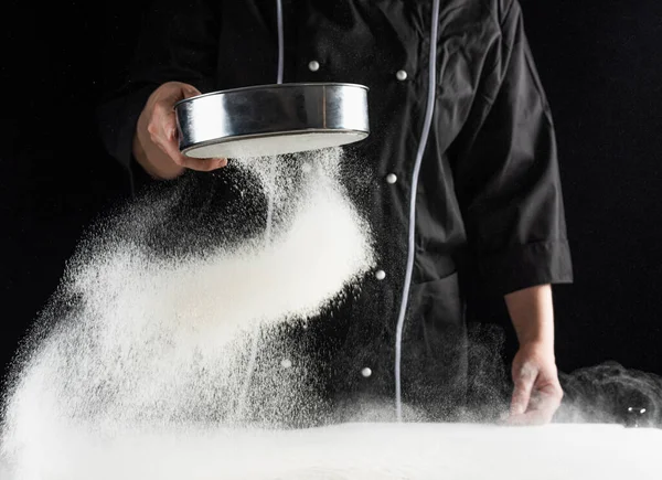 Bakkershanden Zeef Witte Tarwemeel Een Zeef Een Donkere Achtergrond — Stockfoto