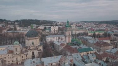 Hava çatılar ve sokaklar eski şehri Lviv, Ukrayna. Eski şehir merkezi parçası. Avrupa şehir. Şehrin yoğun nüfuslu alanlar. Antik kenti Panoraması. Ukrayna Dominik Kilisesi