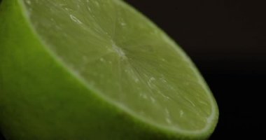 Lezzetli limon taze meyve suyu sıkma için kesti. Yarım kireç