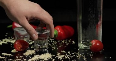 Adam bir bardak votka ile dolu alır içerler ve boş bardak koy