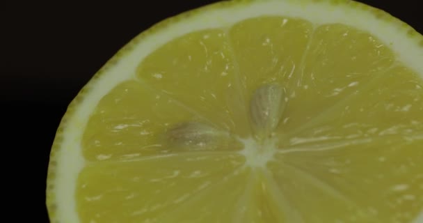 Delicioso corte de limón para exprimir jugo fresco. Mitad limón — Vídeo de stock