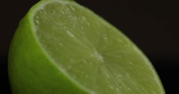 Lezzetli limon taze meyve suyu sıkma için kesti. Yarım kireç — Stok video