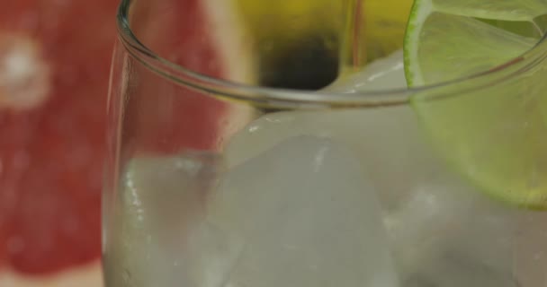 Viski, konyak, bir şişe likör bir cam kaba dökün. Yakın çekim — Stok video
