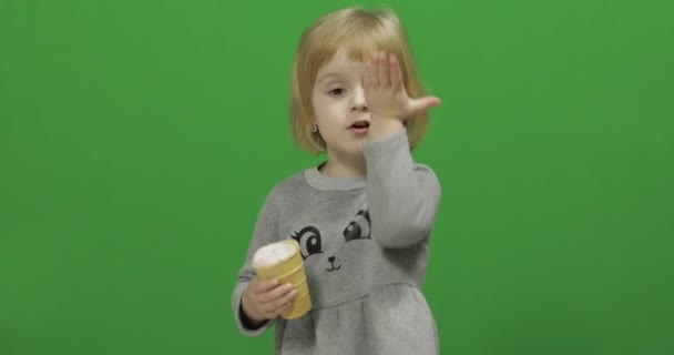 Kid flicka med glass på en grön skärm, Chroma Key — Stockvideo