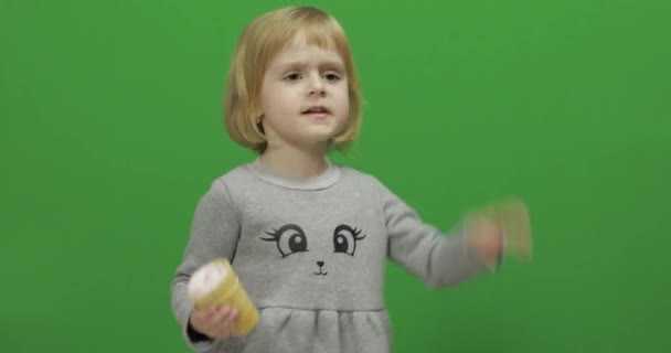 Kid flicka med glass på en grön skärm, Chroma Key — Stockvideo