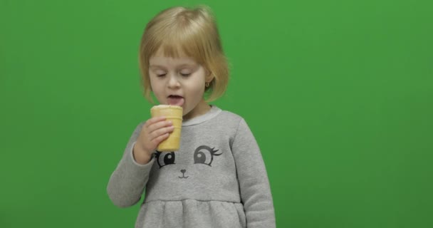 Kind Mädchen essen Eis auf einem grünen Bildschirm, Chroma-Taste — Stockvideo