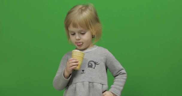 孩子女孩吃冰淇淋在绿色屏幕上, 色度键 — 图库视频影像