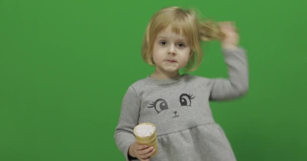 Kid dívka jíst zmrzlinu na zelené obrazovce, Chroma Key — Stock video