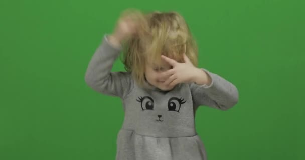 Miúda num ecrã verde, Chroma Key. Feliz menina de três anos — Vídeo de Stock
