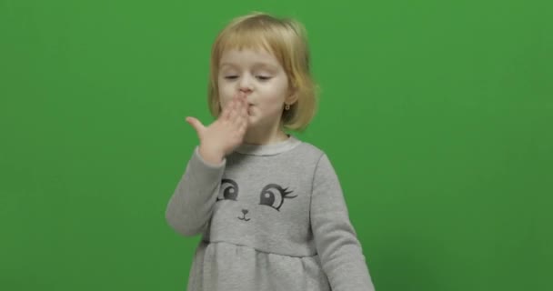 Φιλιά κορίτσι παιδί κάνοντας μια μύγα σε μια πράσινη οθόνη, Chroma Key — Αρχείο Βίντεο