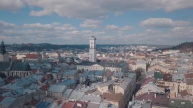 Anteni şehri Lviv, Ukrayna. Avrupa şehir. Şehrin popüler alanları. Çatıları