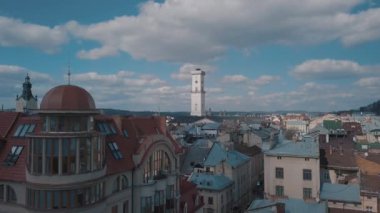 Anteni şehri Lviv, Ukrayna. Avrupa şehir. Şehrin popüler alanları. Çatıları
