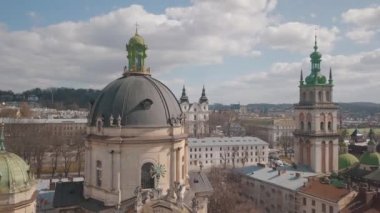 Aerial City Lviv, Ukrayna. Avrupa şehri. Şehrin Popüler Alanları. Dominikçe