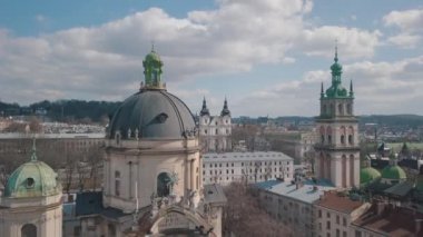 Aerial City Lviv, Ukrayna. Avrupa şehri. Şehrin Popüler Alanları. Dominikçe