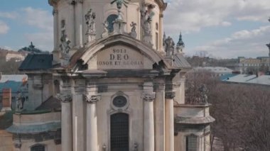 Aerial City Lviv, Ukrayna. Avrupa şehri. Şehrin Popüler Alanları. Dominikçe