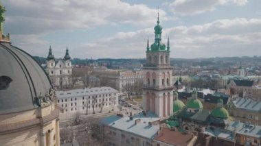 Aerial City Lviv, Ukrayna. Avrupa şehri. Şehrin Popüler Alanları. Dominikçe