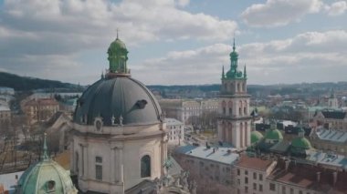 Aerial City Lviv, Ukrayna. Avrupa şehri. Şehrin Popüler Alanları. Dominikçe