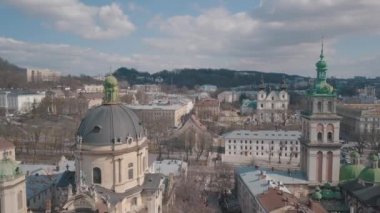 Aerial City Lviv, Ukrayna. Avrupa şehri. Şehrin Popüler Alanları. Dominikçe