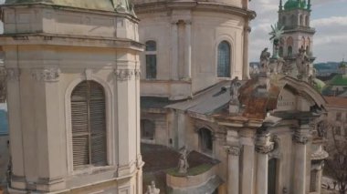Aerial City Lviv, Ukrayna. Avrupa şehri. Şehrin Popüler Alanları. Dominikçe