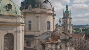 Aerial City Lviv, Ukrayna. Avrupa şehri. Şehrin Popüler Alanları. Dominikçe