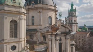 Aerial City Lviv, Ukrayna. Avrupa şehri. Şehrin Popüler Alanları. Dominikçe