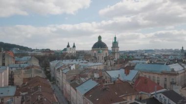 Aerial City Lviv, Ukrayna. Avrupa şehri. Şehrin Popüler Alanları. Dominikçe
