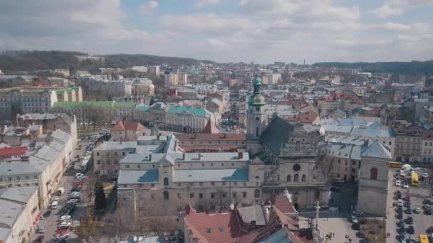 Aerial City Lviv, Ucrania. Ciudad Europea. Zonas populares de la ciudad. Iglesia — Vídeo de stock