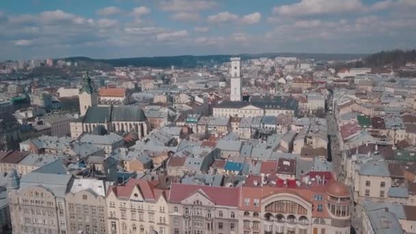 Antenne stad Lviv, Oekraïne. Cultuurstad. Populaire gebieden van de stad. Daken — Stockvideo