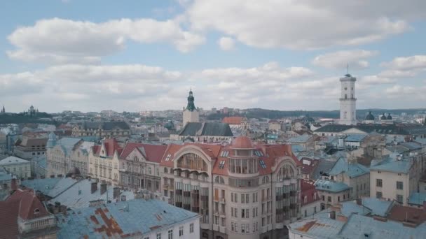 Antenne stad Lviv, Oekraïne. Cultuurstad. Populaire gebieden van de stad. Daken — Stockvideo