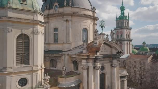 Aerial City Lviv, Ucrania. Ciudad Europea. Áreas Populares de la Ciudad. Dominicanas — Vídeos de Stock