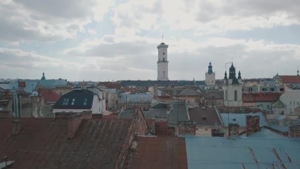 Aerial staden Lviv, Ukraina. Europeiska staden. Populära områdena i staden. Hustaken — Stockvideo